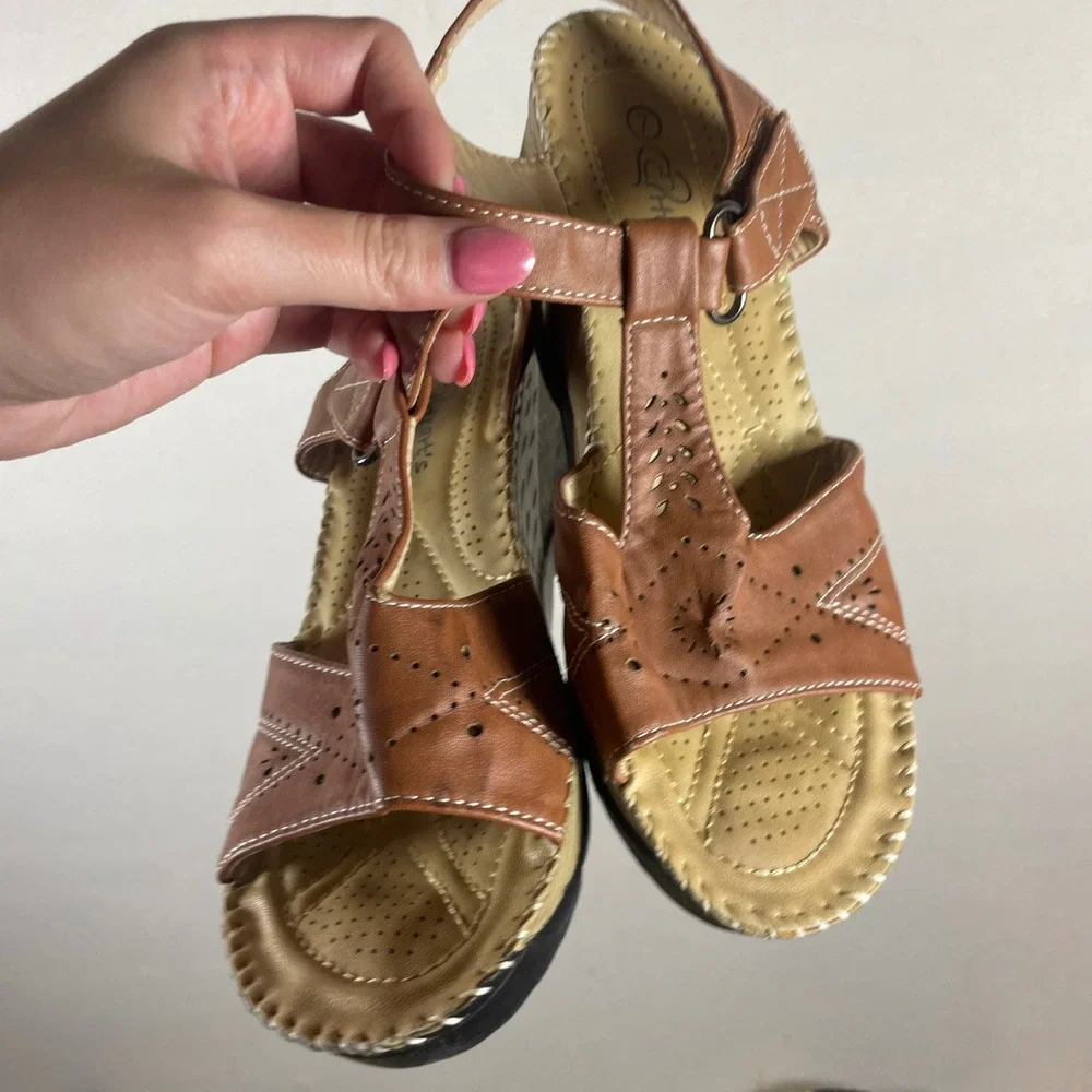 Heart's Comfort Brown‎ Wedge Sandals Laser Cut Floral Whipstitch Womens 7